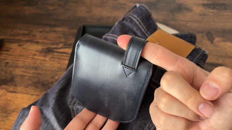 ヒップポケット革財布（小銭入れ付き）のループを使って取り出すシーン