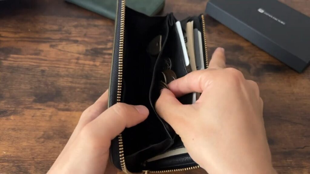 TIDY2.0MANOの小銭取り出しシーン