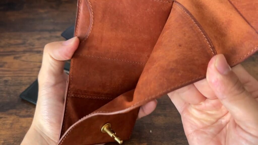 BRUSH(ブラッシュ)のricco(リッコ)の札入れが裏張りされている画像