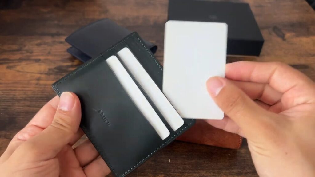 BRUSH(ブラッシュ)のFeather(フェザー)のカードポケット上段