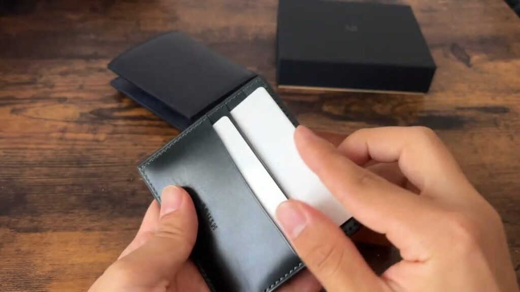 BRUSH(ブラッシュ)のFeather(フェザー)のカードポケットに入れるシーン