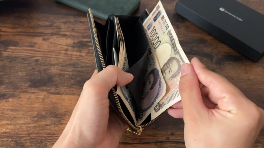 TIDY2.0MANOの札入れ、一万円札でも余裕がある