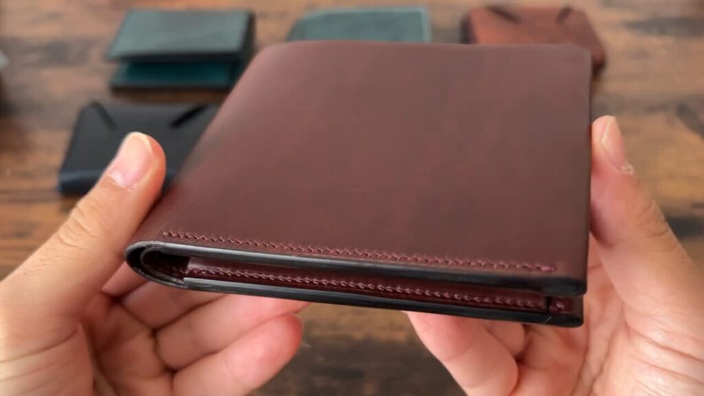 Lutece（リュテス）の二つ折り財布の外装