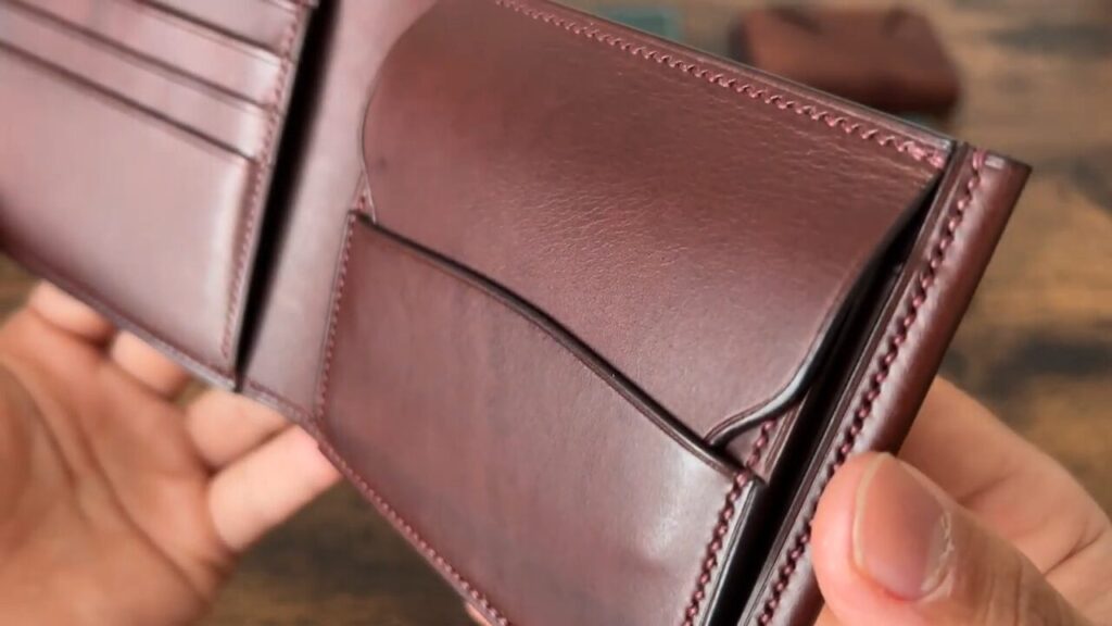 Lutece（リュテス）の二つ折り財布の小銭入れに中身を入れた状態の膨らみ