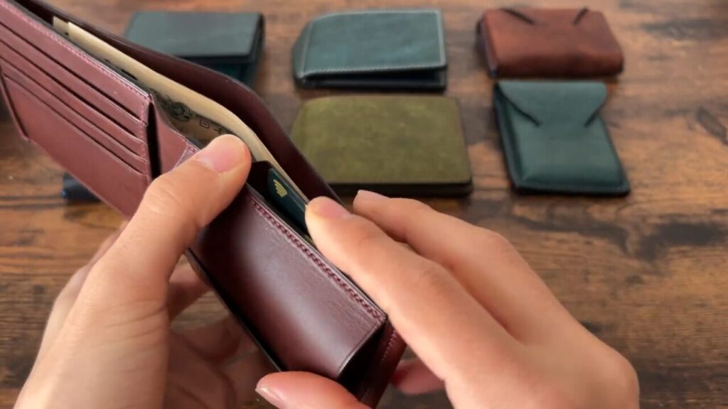 Lutece（リュテス）の二つ折り財布の札入れにカードを入れるシーン