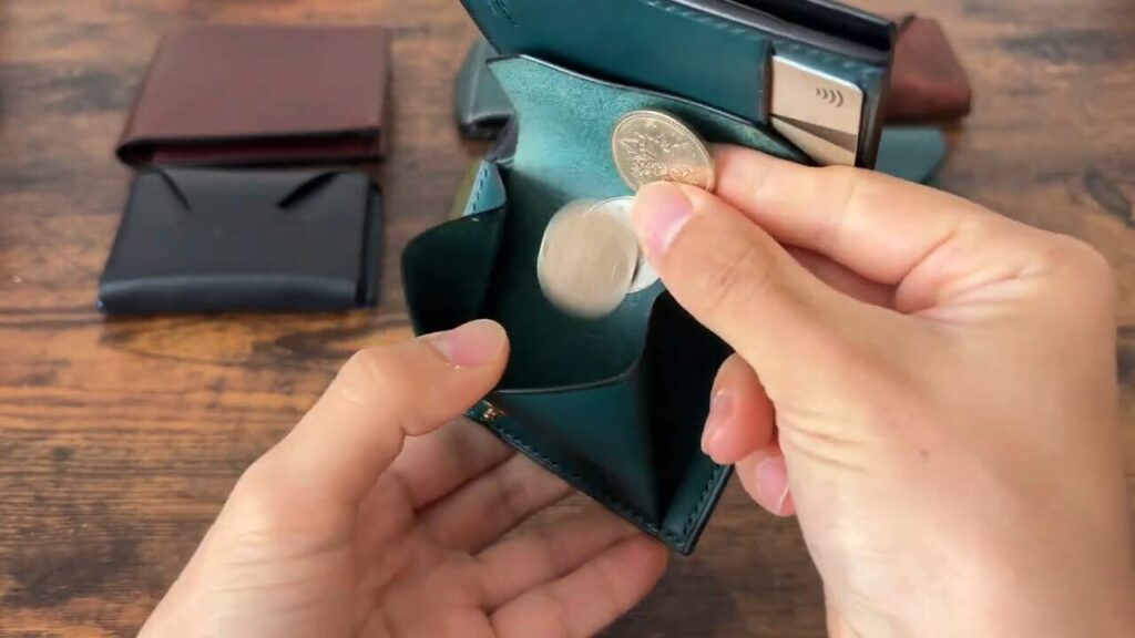 Lutece（リュテス）のSpina（スピナ）の小銭入れに入れるシーン