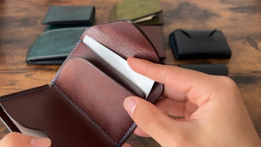 Lutece（リュテス）の横型名刺入れにカード入れるシーン