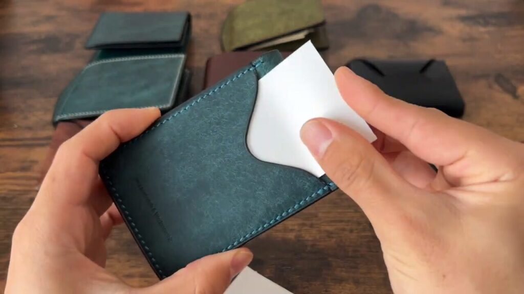 Lutece（リュテス）の縦型名刺入れの後ろポケット