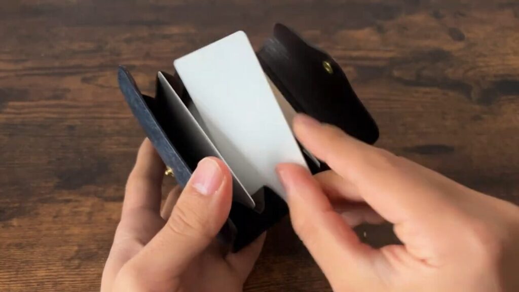 VARCO(ヴァーコ) パルムウォレットのカードの出し入れシーン