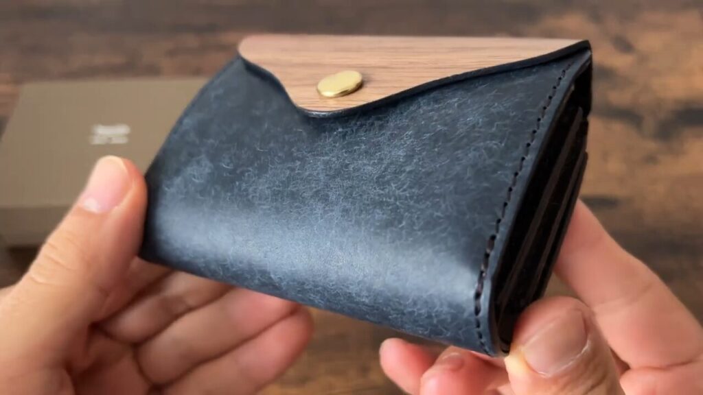 VARCO(ヴァーコ) パルムウォレットのプエブロレザーの質感