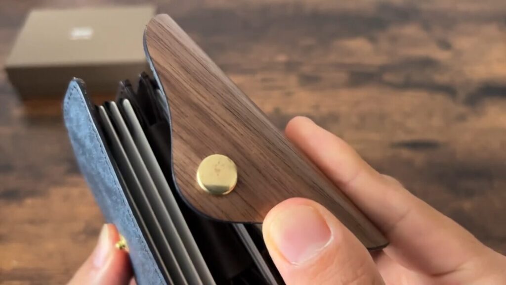 VARCO(ヴァーコ) パルムウォレットの木の質感わかる画像