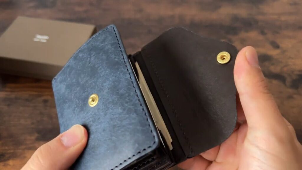 VARCO(ヴァーコ) パルムウォレットのホックの開閉シーン