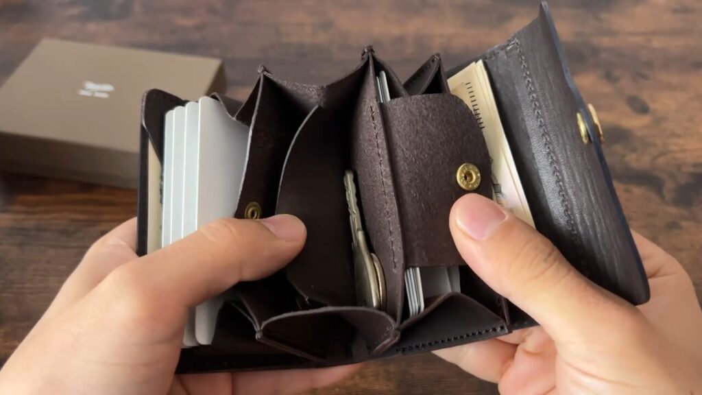 VARCO(ヴァーコ) パルムウォレットの小銭入れの仕切りに鍵を入れるシーン