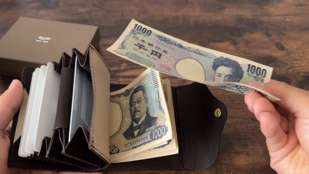 VARCO(ヴァーコ) パルムウォレットの札入れに折り目があるお札を入れる場合Uの字に曲げると入れやすいという実演シーン