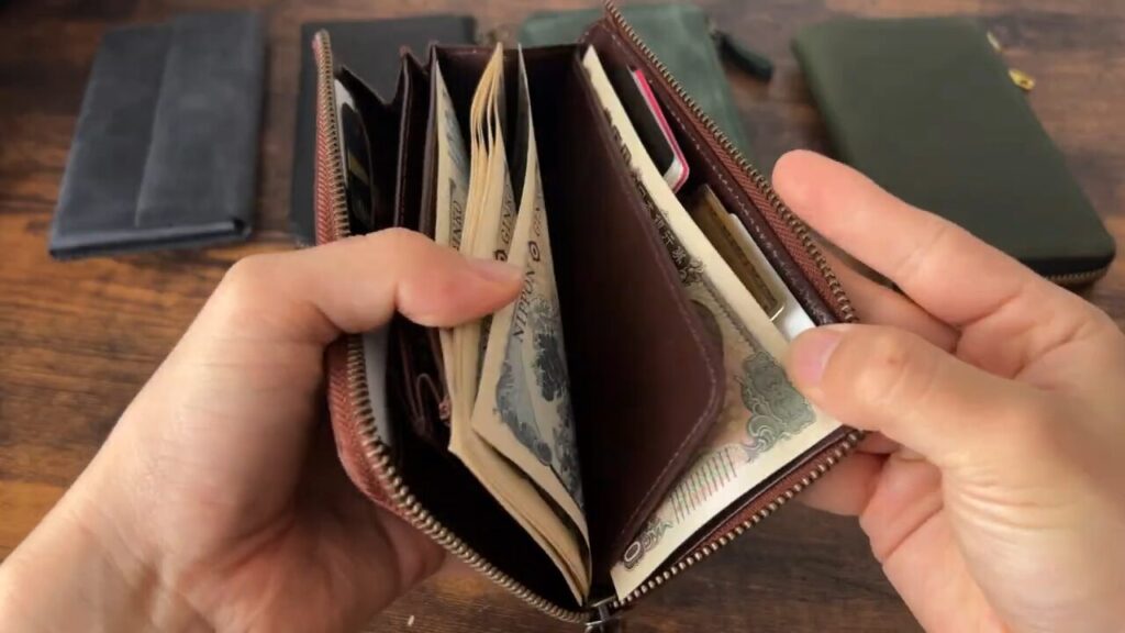 TIDY 2.0 Nobleの札入れが2箇所に分かれている画像