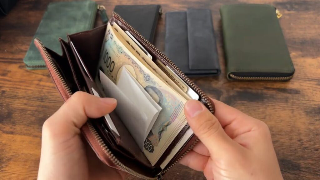 TIDY 2.0 Nobleの札入れに領収書を収納している画像