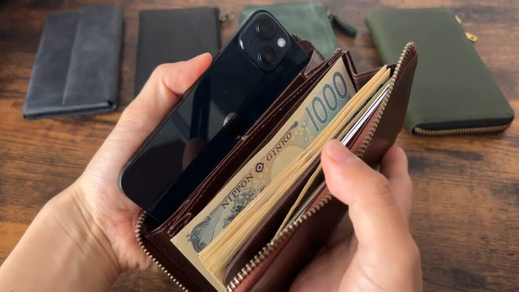 TIDY 2.0 Nobleにスマホが入ることがわかる画像