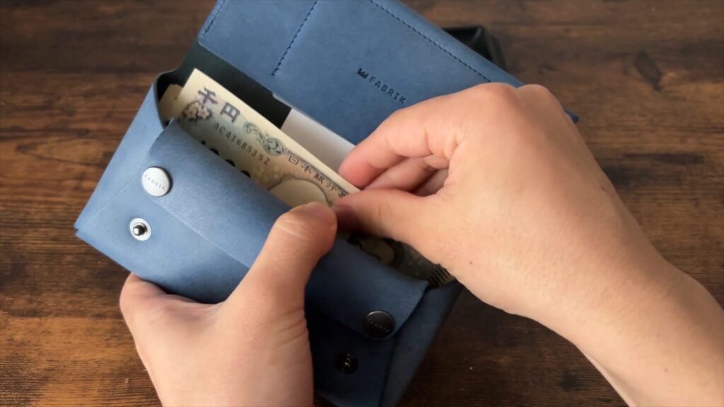 ファブリックの長財布の札入れ