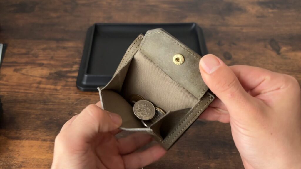 ビアベリーのハッチバックスリムの小銭入れ