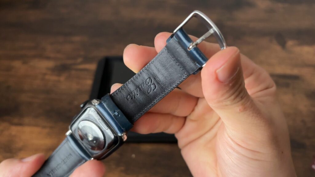 アップルウォッチバンドの裏側のブラックの牛革