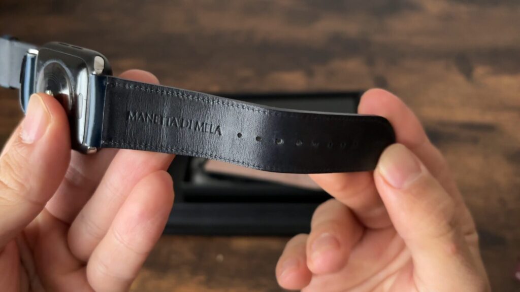 アップルウォッチバンドの裏側の素材にブランドのロゴ