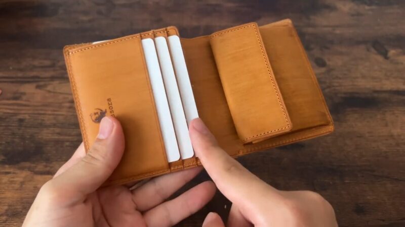 kissora(キソラ)サビアシリーズ二つ折り財布のカードスロットル