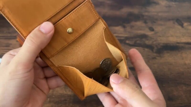 kissora(キソラ)サビアシリーズ二つ折り財布の小銭入れに入れた状態