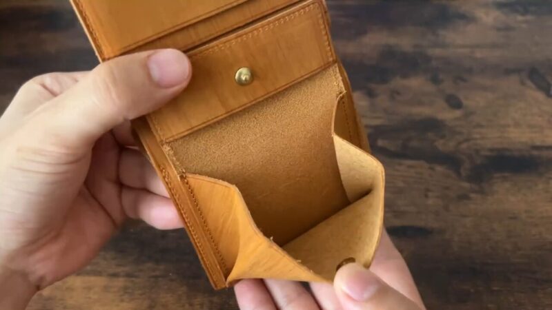 kissora(キソラ)サビアシリーズ二つ折り財布の小銭入れ