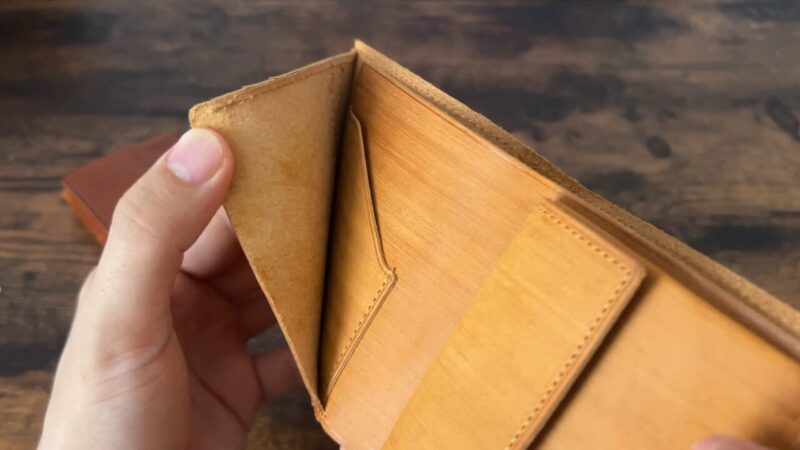 kissora(キソラ)サビアシリーズ二つ折り財布の隠しカードポケット