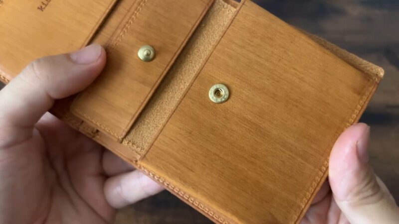 kissora(キソラ)サビアシリーズ二つ折り財布のホック