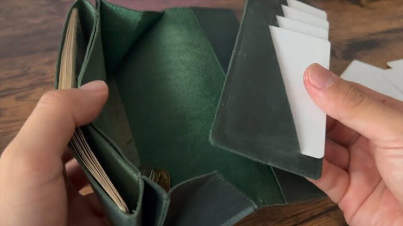 TIDY POT(タイディポット)のカードポケット取り外しシーン