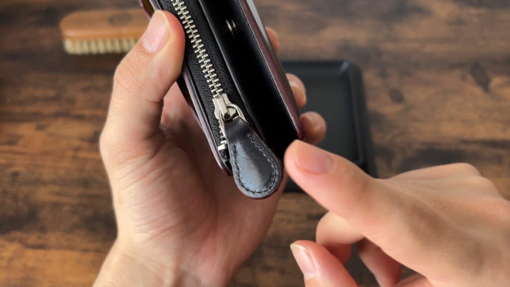 ガンゾ コードバンRC Lファスナー二つ折り財布のファスナーの引き手