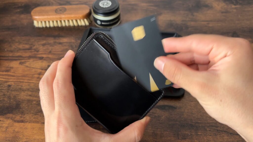 ガンゾ コードバンRC Lファスナー二つ折り財布外側のカードポケット