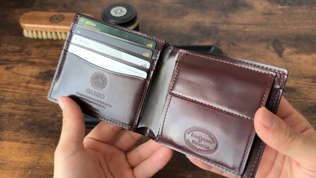 ガンゾ シェルコードバン2の二つ折り財布の内装