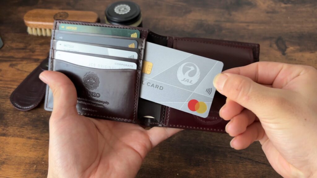 ガンゾ シェルコードバン2の二つ折り財布のカードポケット