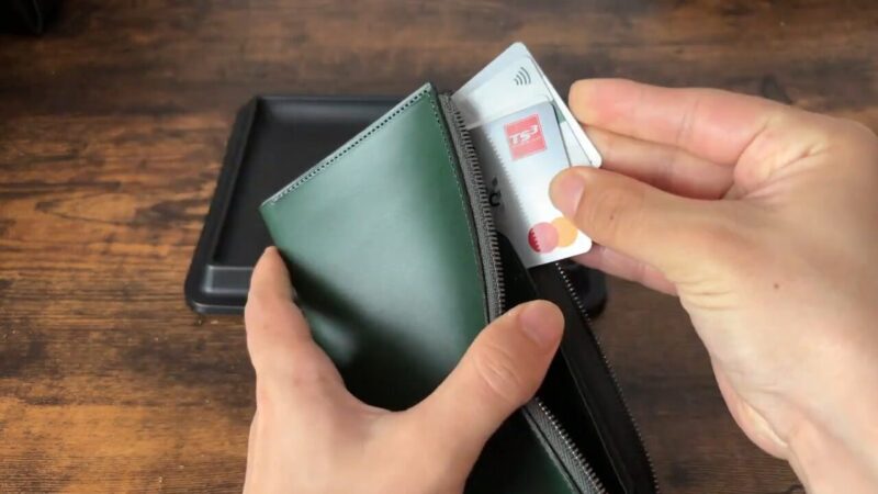 SYRINX（シュリンクス）Hitoe® L-zip L（ヒトエ エルジップ エル）上のカードポケット