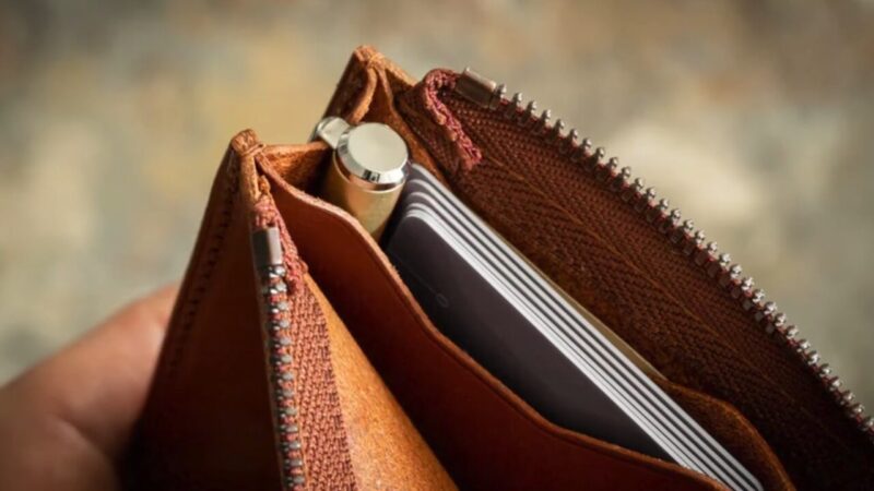 SYRINX（シュリンクス）Hitoe® L-zip L（ヒトエ エルジップ エル）にペンを刺している画像