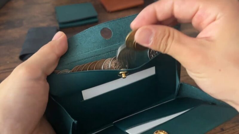 PLOWS(プラウズ)dritto 1(ドリット1)の小銭を取り出すシーン