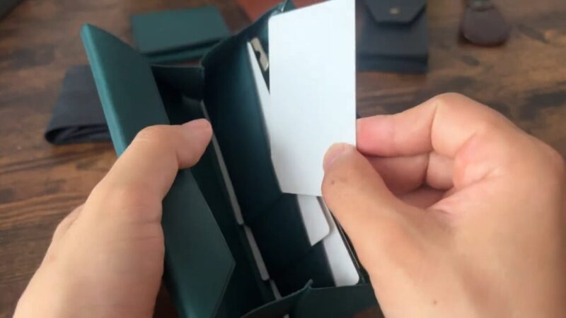 PLOWS(プラウズ)dritto 1(ドリット1)のカード取り出すシーン