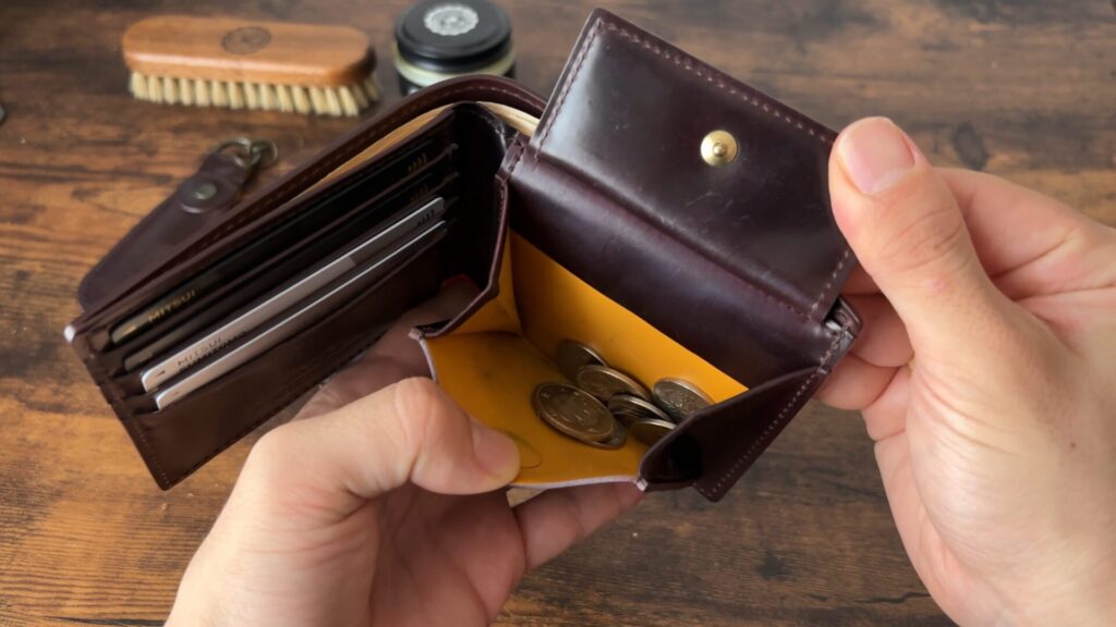 ガンゾ シェルコードバン2の二つ折り財布の小銭入れ