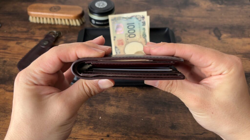 ガンゾ シェルコードバン2の二つ折り財布の厚み