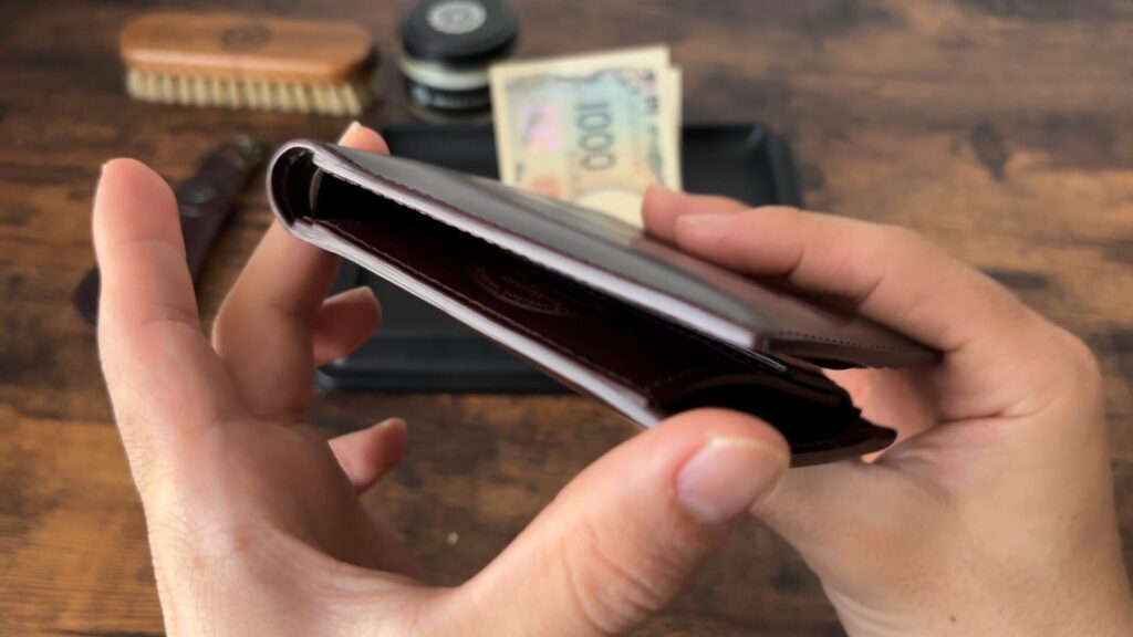 ガンゾ シェルコードバン2の二つ折り財布のコバ