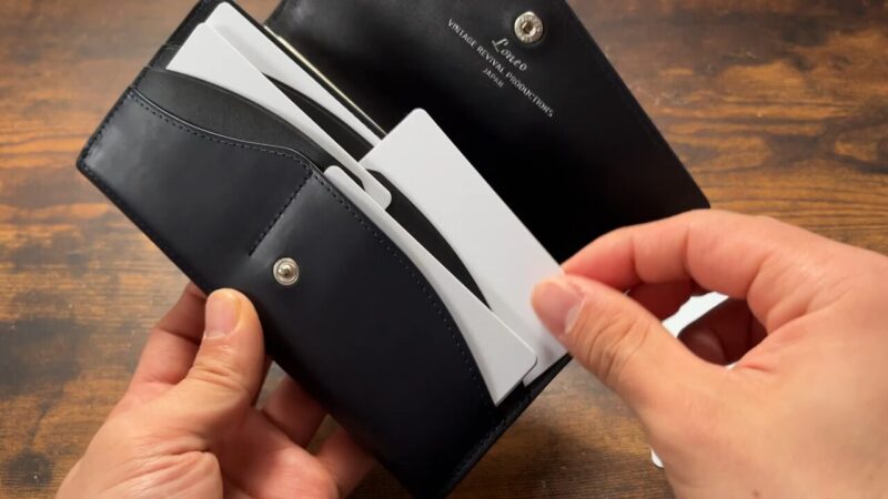 LONEO(ロネオ)のカード取り出すシーン