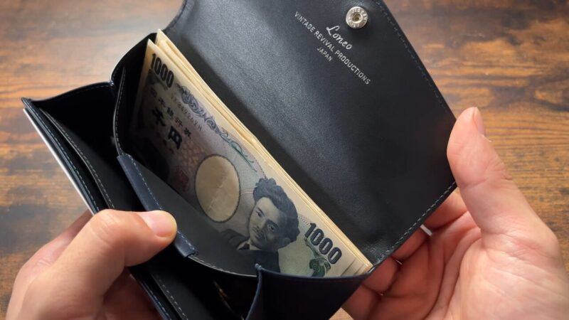 LONEO(ロネオ)の札入れのフラップ