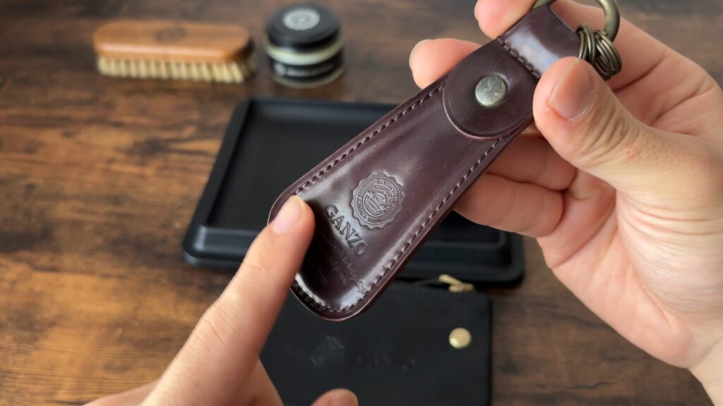 ガンゾ シェルコードバン2 シューホーンキーホルダーの正面画像