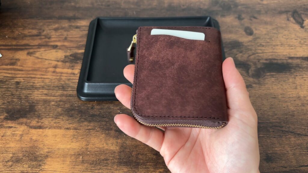 コンパクトウォレットNEの外側のポケット切れ込みタイプ