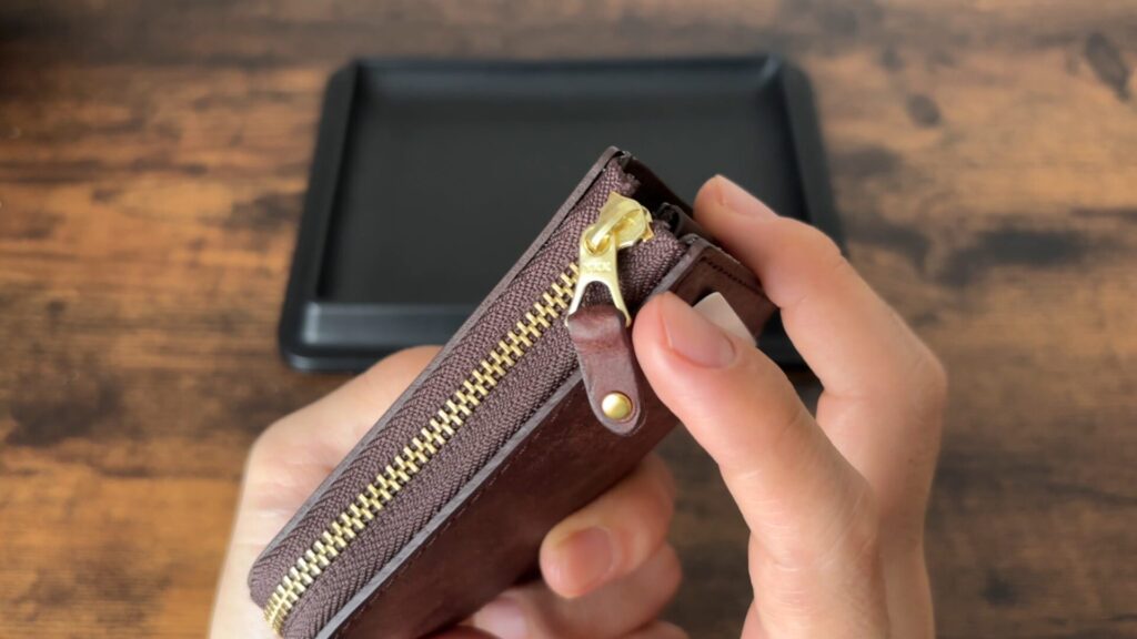 コンパクトウォレットNEのファスナーの引き手
