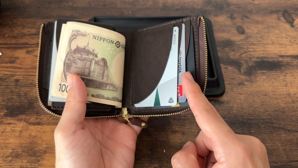 コンパクトウォレットNEのカ3箇所のカードスロットル