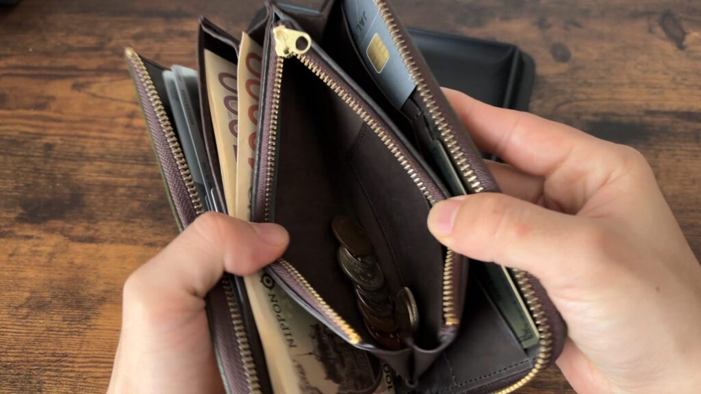 LジップウォレットNEの小銭入れ