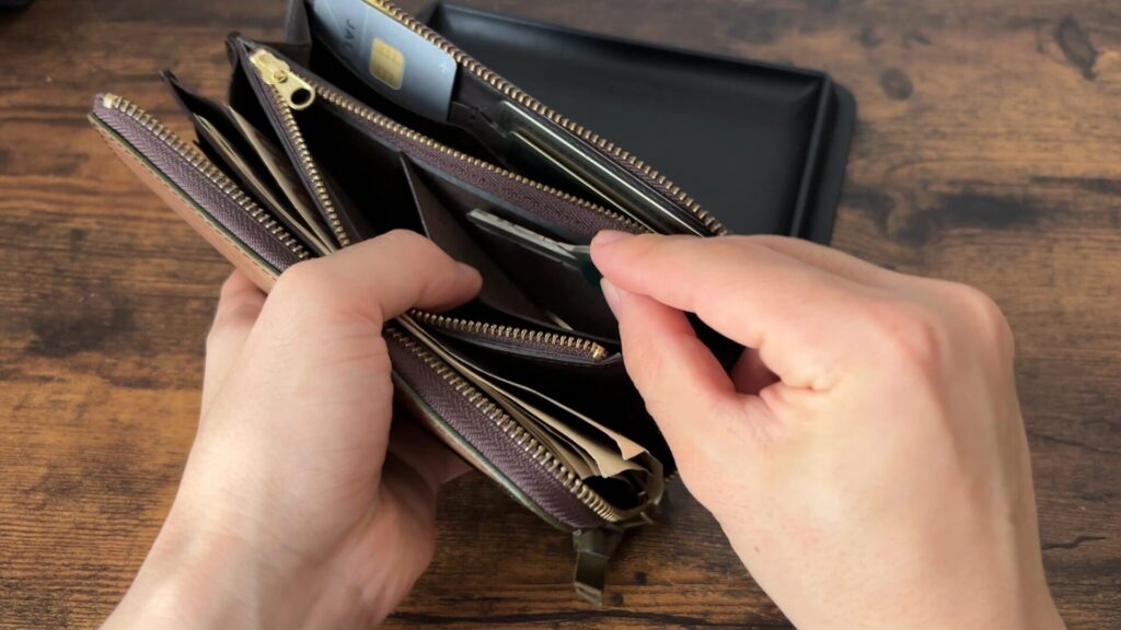 LジップウォレットNEの小銭入れの仕切り